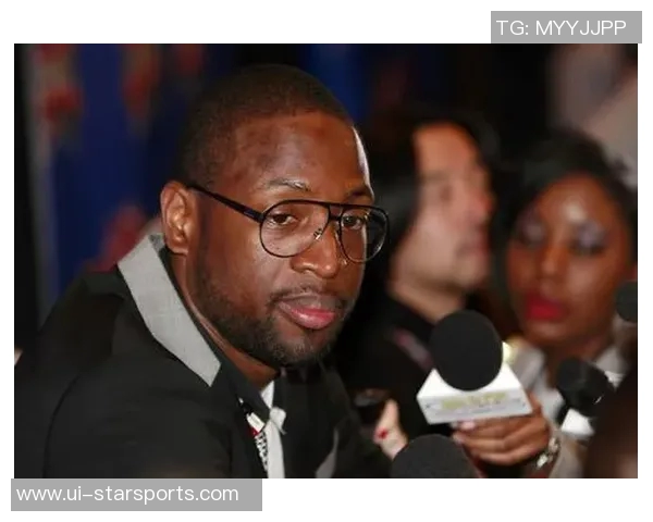 韦德谈新赛季媒体日：球员们穿新衣拍照交流感受乐趣