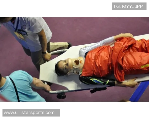 克鲁塞罗门将卡西奥遭队友膝盖撞击意外休克紧急被换下