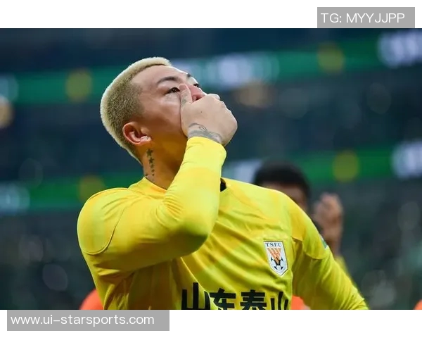 泰山队第72分钟进攻失误谢文能传中直接飞出底线引发球迷失望